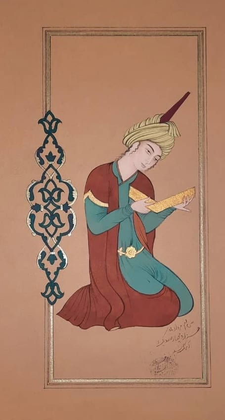 Persische Miniatur einer sitzenden Figur mit Schriftrolle vor warmem rosafarbenem Grund und blauem Ornament.