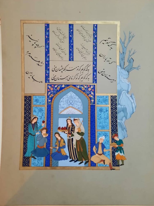 Persische Miniatur mit einer Figurengruppe in einem blau ornamentierten Architekturraum neben winterlichen Felsen.