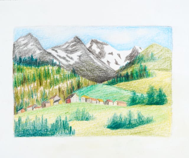 Weite Berglandschaft mit schneebedeckten Gipfeln, Wald und einer kleinen Siedlung.