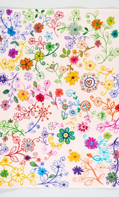 Dichte Komposition aus kleinen farbigen Blüten, Spiralen und Ranken auf weissem Grund.