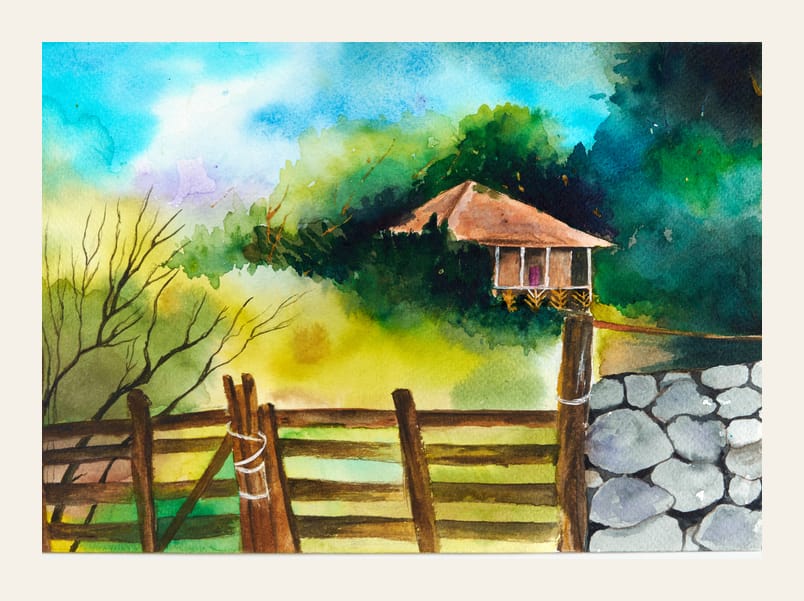Sonniger Gartenweg mit Holzgeländer, Steinmauer und einem kleinen Haus zwischen dichten Bäumen.