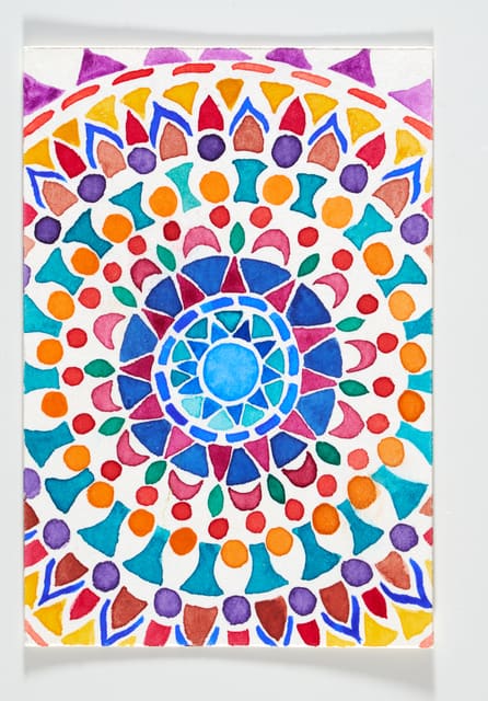 Dichtes farbiges Mandala aus Blütenblättern und geometrischen Formen auf hellem Grund.