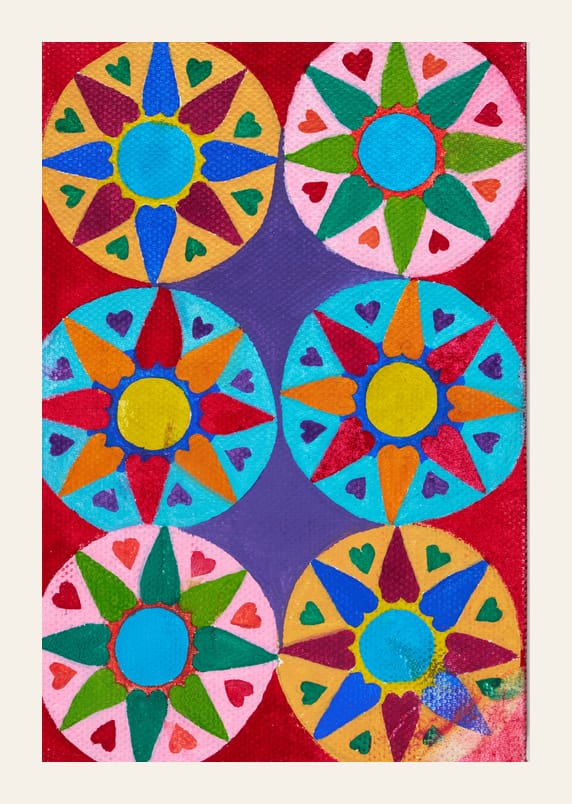 Geometrisches Ornament aus farbigen Kreisen, Blütenformen und Dreiecken auf rotem Grund.