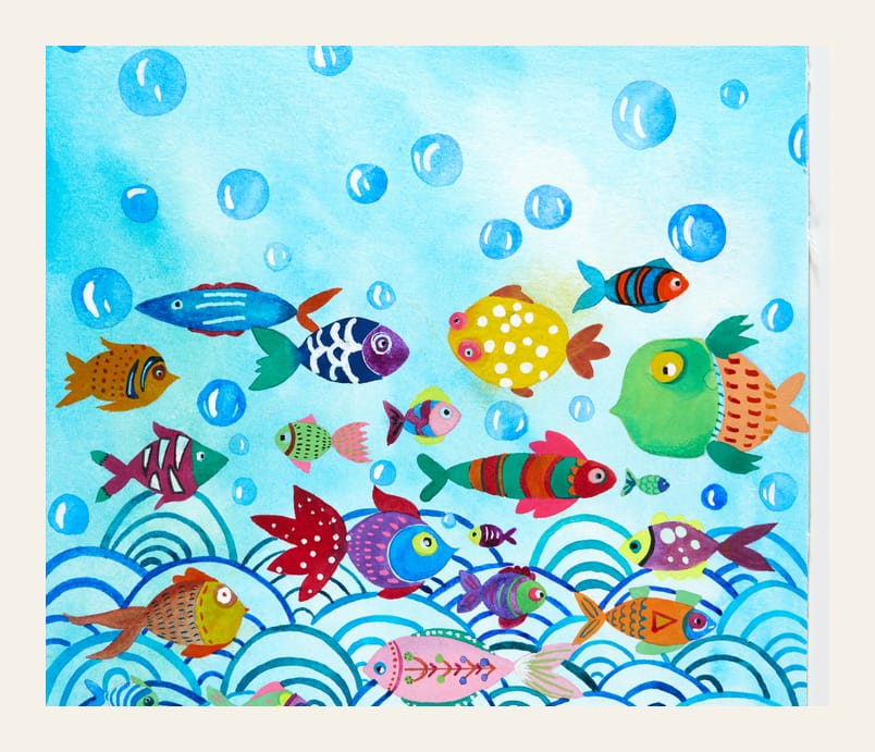 Viele fantasievoll gemusterte Fische schwimmen zwischen blauen Wellen und Luftblasen.