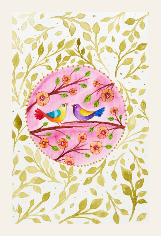 Zwei farbige Vögel in einem rosafarbenen Kreis, umgeben von goldenen Zweigen und Blättern.