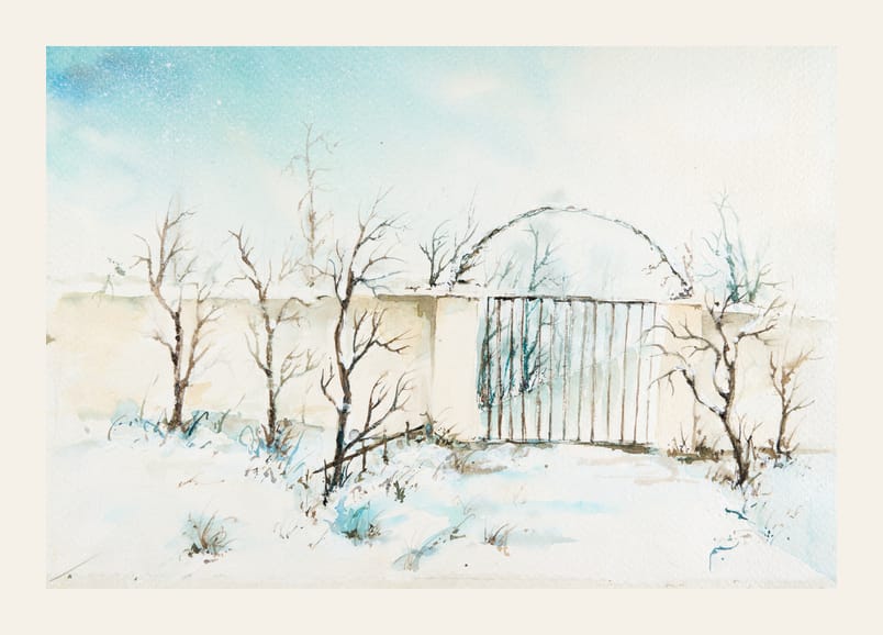 Winterlicher Garten mit kahlen Bäumen, Mauer und horizontalem Metallzaun in zarten Blau-, Beige- und Grautönen.